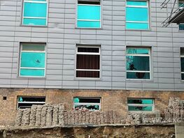 Выбитые камнями окна. Как выглядит один из&nbsp;хостелов в&nbsp;Бишкеке после протестов
