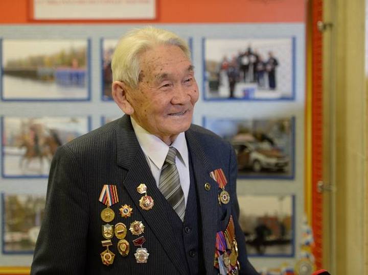 С 90-летним юбилеем ветерана Великой Отечественной войны Ороза Мамралиева поздравили на Петровке, 38