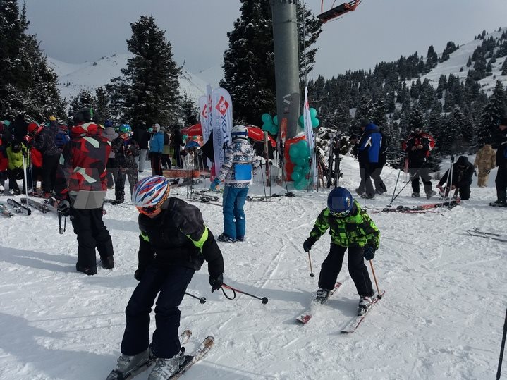 Сноуборды, лыжи и веселье. В Караколе открыли горнолыжный сезон-2016