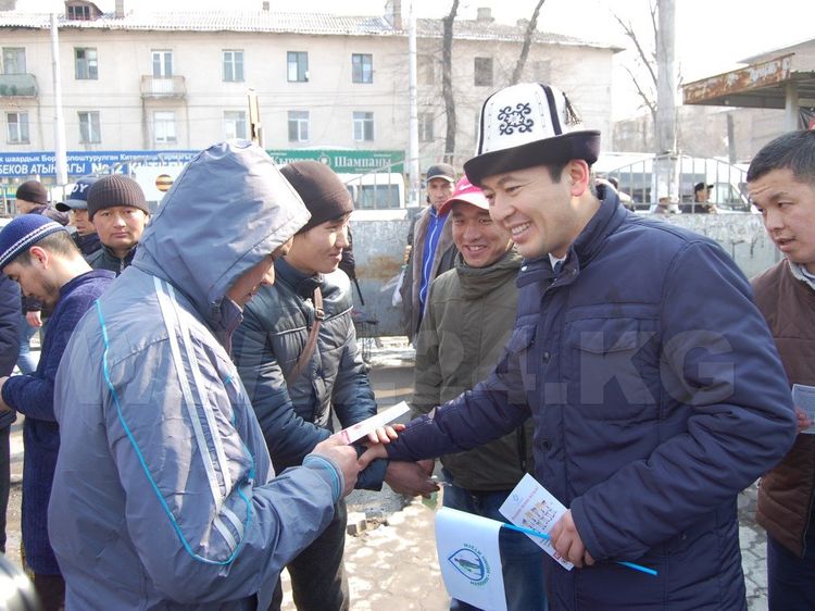 Фото: ИА «24.kg». Глава фонда «Ыйман» Нуржигит Кадырбеков раздает флаеры на Ошском рынке