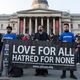 Фото AFP. Члены мусульманской общественной организации «Аль-Ислам» вышли на митинг с плакатом «Любовь для всех, ненависть — никому»