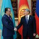 Фото аппарата президента КР. Алмазбек Атамбаев приветствует главу Таджикистана перед началом неформального саммита ОДКБ