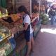 Фото ИА «24.kg» Ошский рынок. Школьница сортирует фрукты