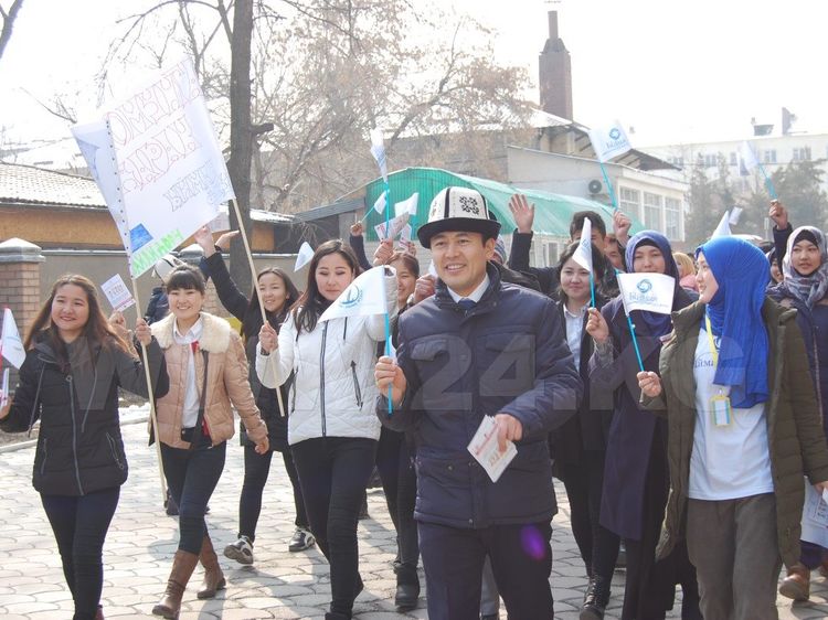 Фото: ИА «24.kg». Неравнодушные студенты бишкекских вузов призывают не плеваться и не сорить. Март, 2017 год.