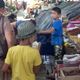 Фото ИА «24.kg» Ошский рынок. Маленький помощник продавца 