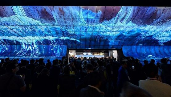 «Водопад» из 250 изогнутых OLED-телевизоров показала компания LG
