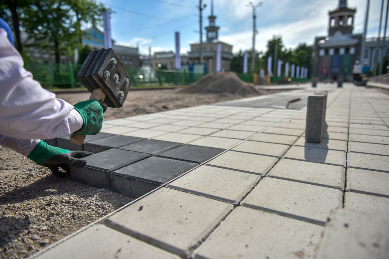 Новый класть. Красивую брусчатку в Бишкеке. Разрушенная брусчатка в Бишкеке. Новый брусчатка 2022 г в Бишкеке. Фото брусчатки филармония Бишкек.