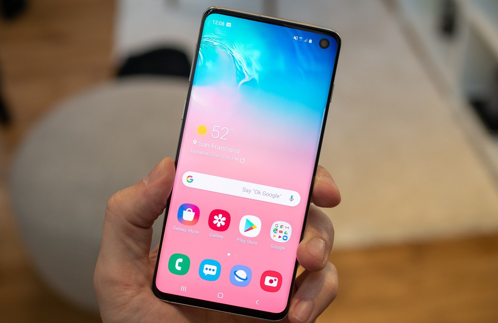 Будьте осторожны! Samsung Galaxy S10 взорвался на зарядке - | 24.KG