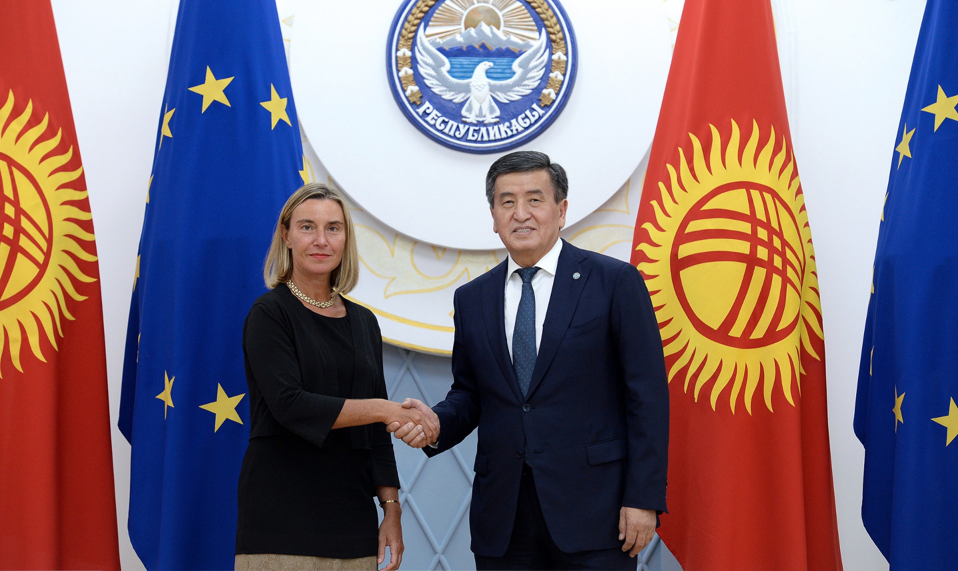 Федерика Могерини в Кыргызстане. Встреча с президентом и орден от МИДа