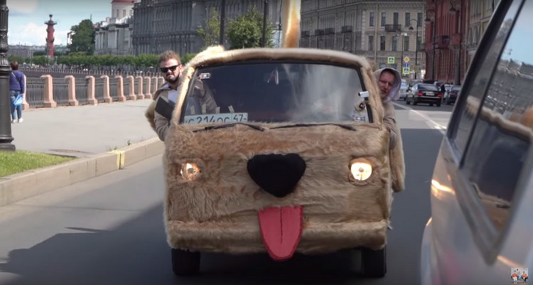 Плюшевый автомобиль-собака появился на улицах Санкт-Петербурга