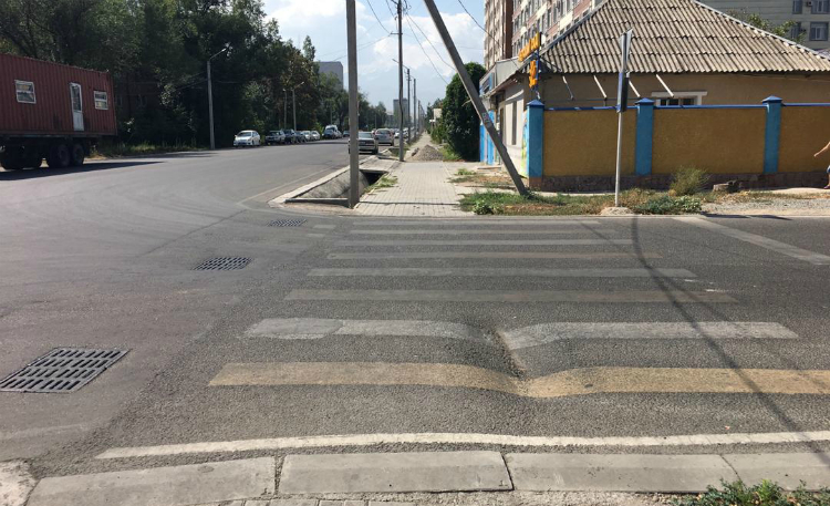 Еще в одном месте провалился асфальт на улице Токтоналиева в Бишкеке