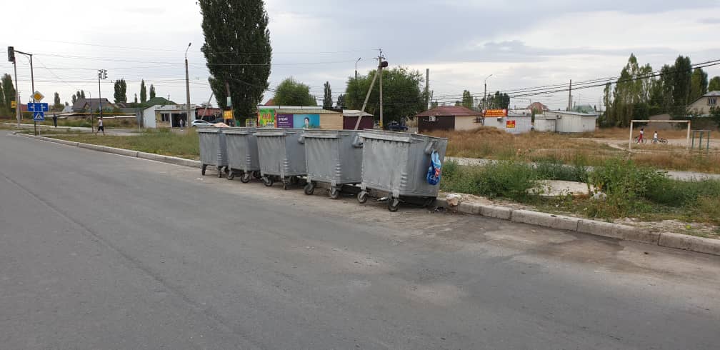 Прямо на проезжей части стоят мусорные баки на улице Ахунбаева