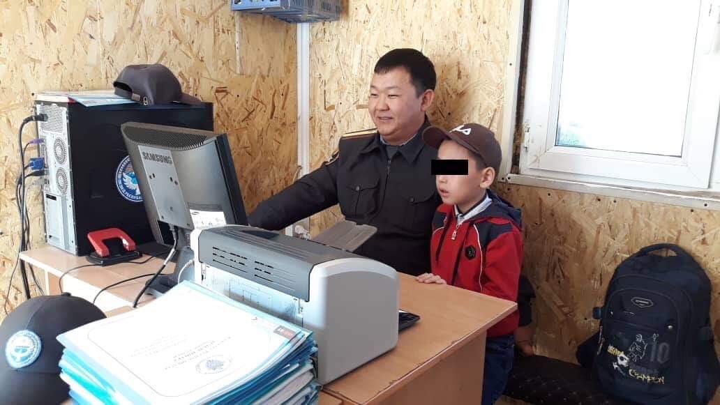 Как полиция ищет телефон. Милиция помогает детям Кыргызстан. Школа милиции Бишкек. Дети школа помогает милиция. Компьютер на Бишкек фото мальчики.