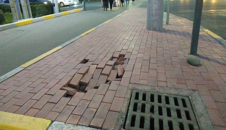 В Бишкеке провалилась брусчатка. Жители жалуются на плохую работу дорожников