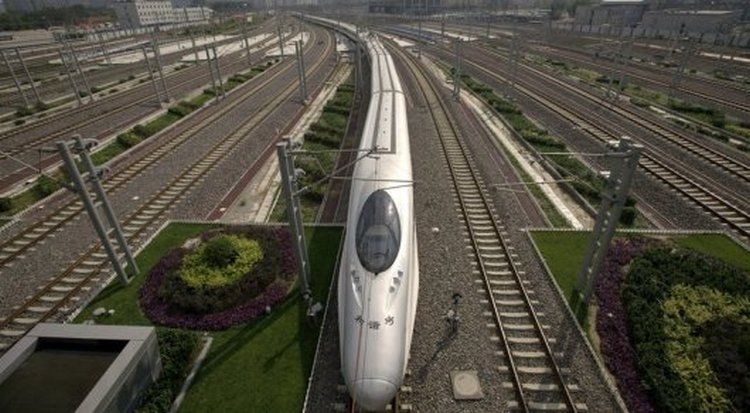 Китай строит магнитную трассу, по которой поезд сможет разогнаться до 1000 км/ч