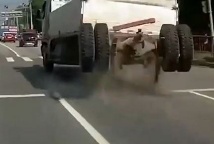 В России у грузовика на полном ходу отвалился задний мост с колесами