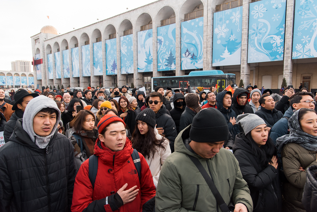 События в бишкеке сегодня. Кыргызстан люди. Митинг Бишкек. Кыргызстан Бишкек люди. Киргизия столица Бишкек люди.