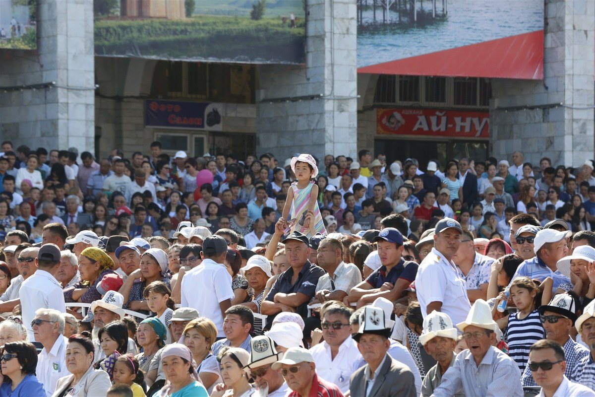Население киргиз. Население Кыргызстана 2023. Кыргызстан Бишкек население. Бишкек жители. Население Бишкека 2021.