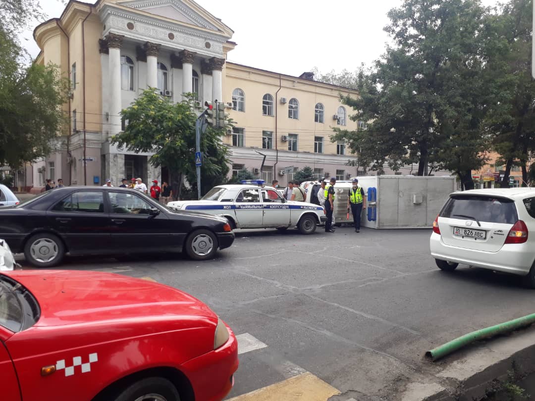 В центре Бишкека перевернулась машина скорой помощи. У медсестры перелом  ноги - | 24.KG