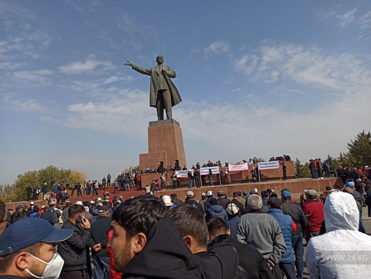 Кыргызстан карасу. Площадь Ош. Митинг Ош. Оша Киргизия Центральная площадь.