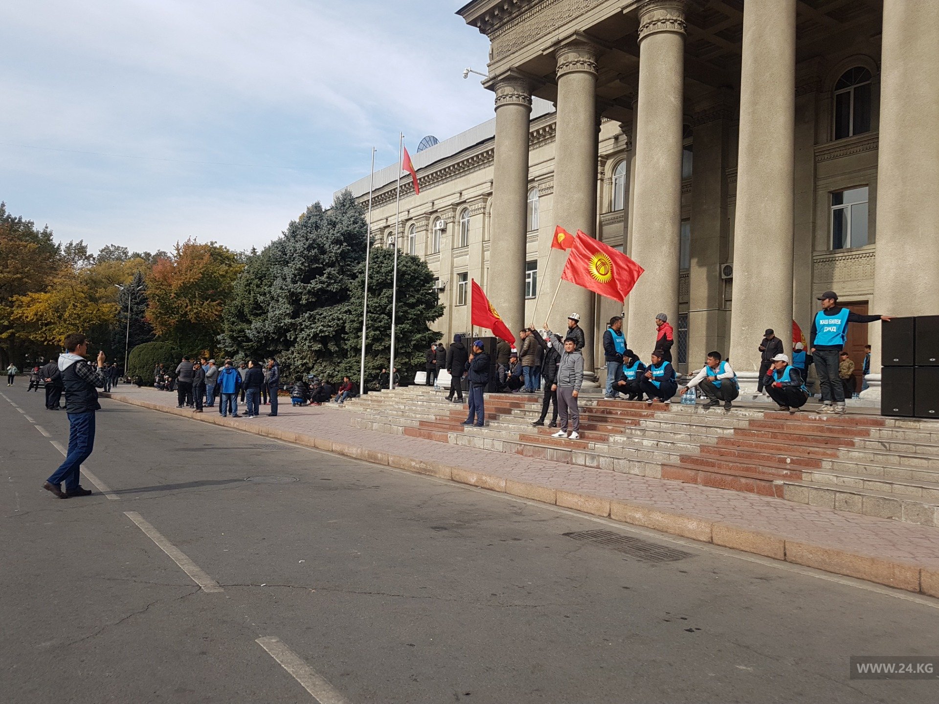 У Дома правительства вновь собрались сторонники Садыра Жапарова - | 24.KG