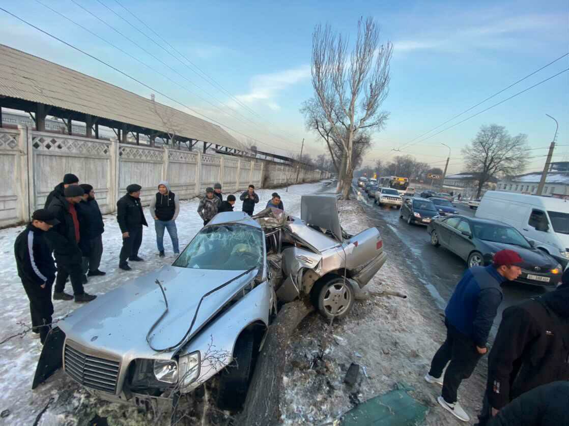 Машина всмятку. Водитель Mercedes не справился с управлением и врезался в  дерево - | 24.KG