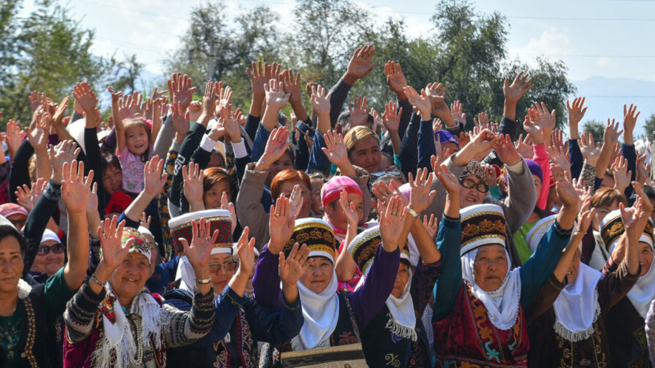 Население киргиз. Кыргызстан жители. Бишкек жители. Бишкек население фото. Населенность Кыргызстана.