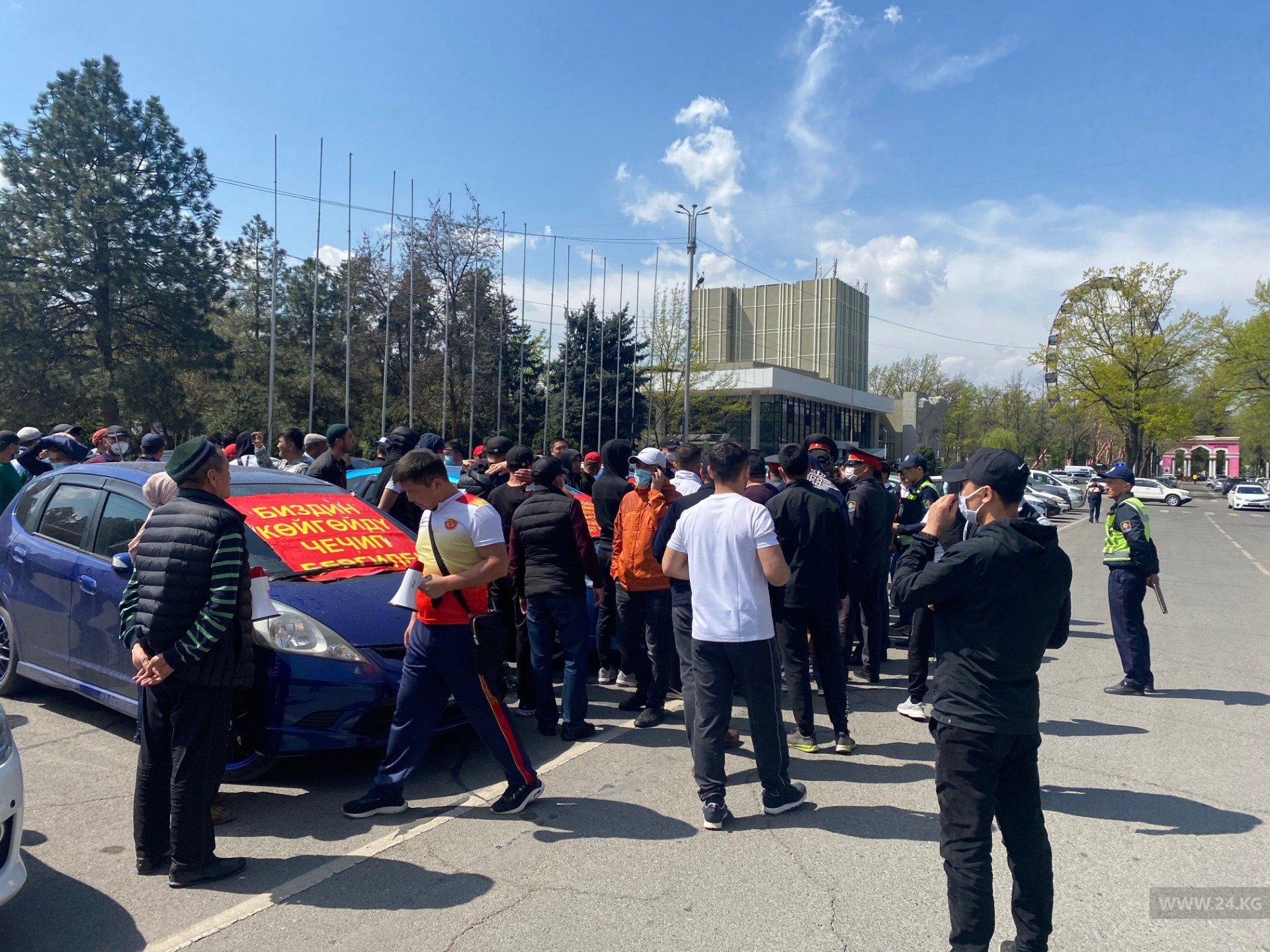 Абхазские номера можно ездить в россии. Абхазские номера правительства. В Кишиневе протестуют владельцы авто с иностранными номерами.