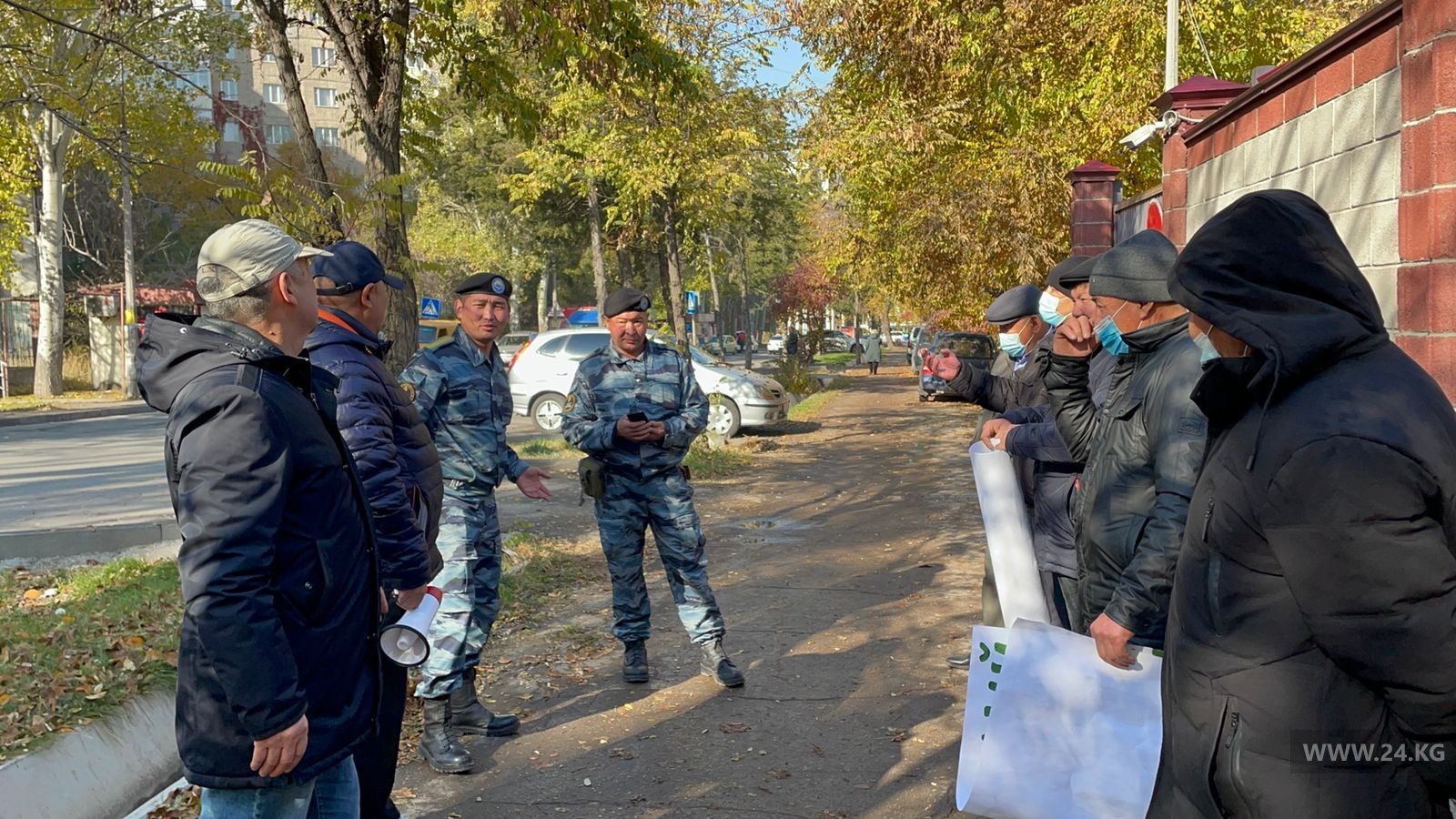 Около октября. Судьи Аламединского района. Октябрьский районный суд Бишкек. Митинг фото.