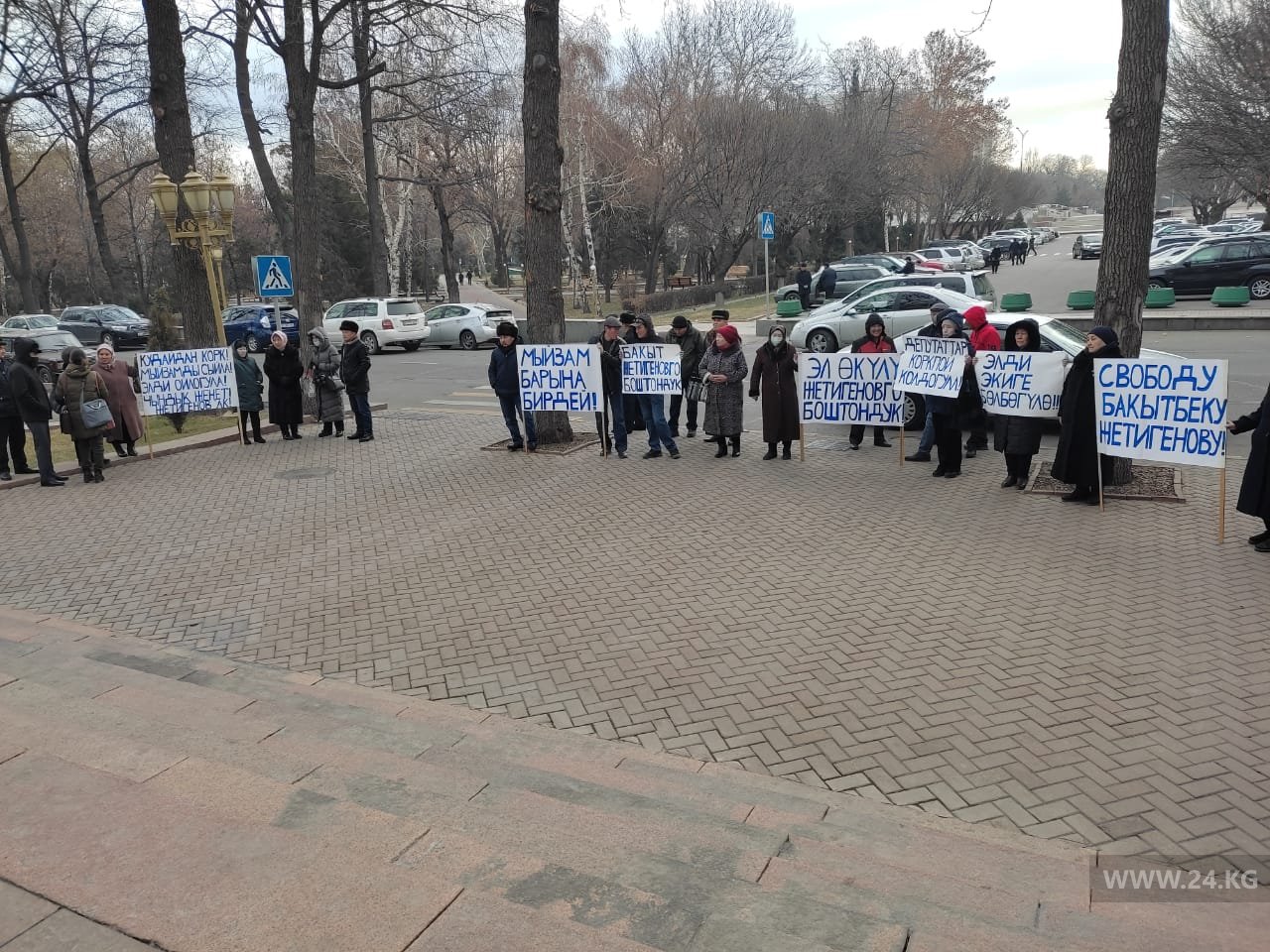 Попытка захвата власти. У «Белого дома» митингуют сторонники Бакыта  Жетигенова - | 24.KG