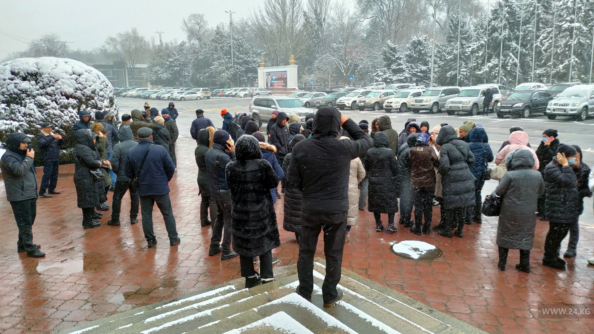 События в бишкеке сегодня. Митинг Бишкек. Бишкек люди. Митинг в Бишкеке сейчас. Митинг Бишкек октябрь.