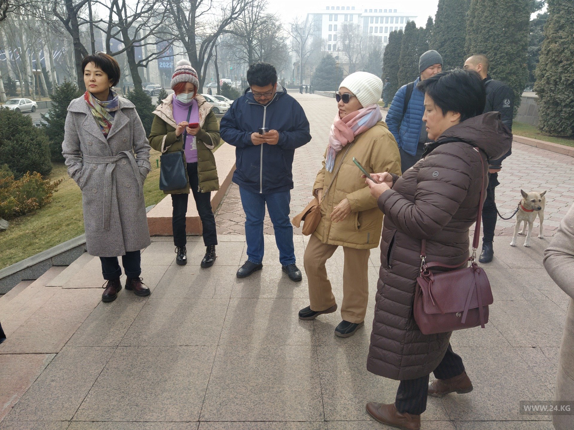 Новости казахстана сегодня на русском. Жители Казахстана против миротворцев. Гумаомоч Казахстана в Бишкеке. Сегодняшние новости Казахстан..