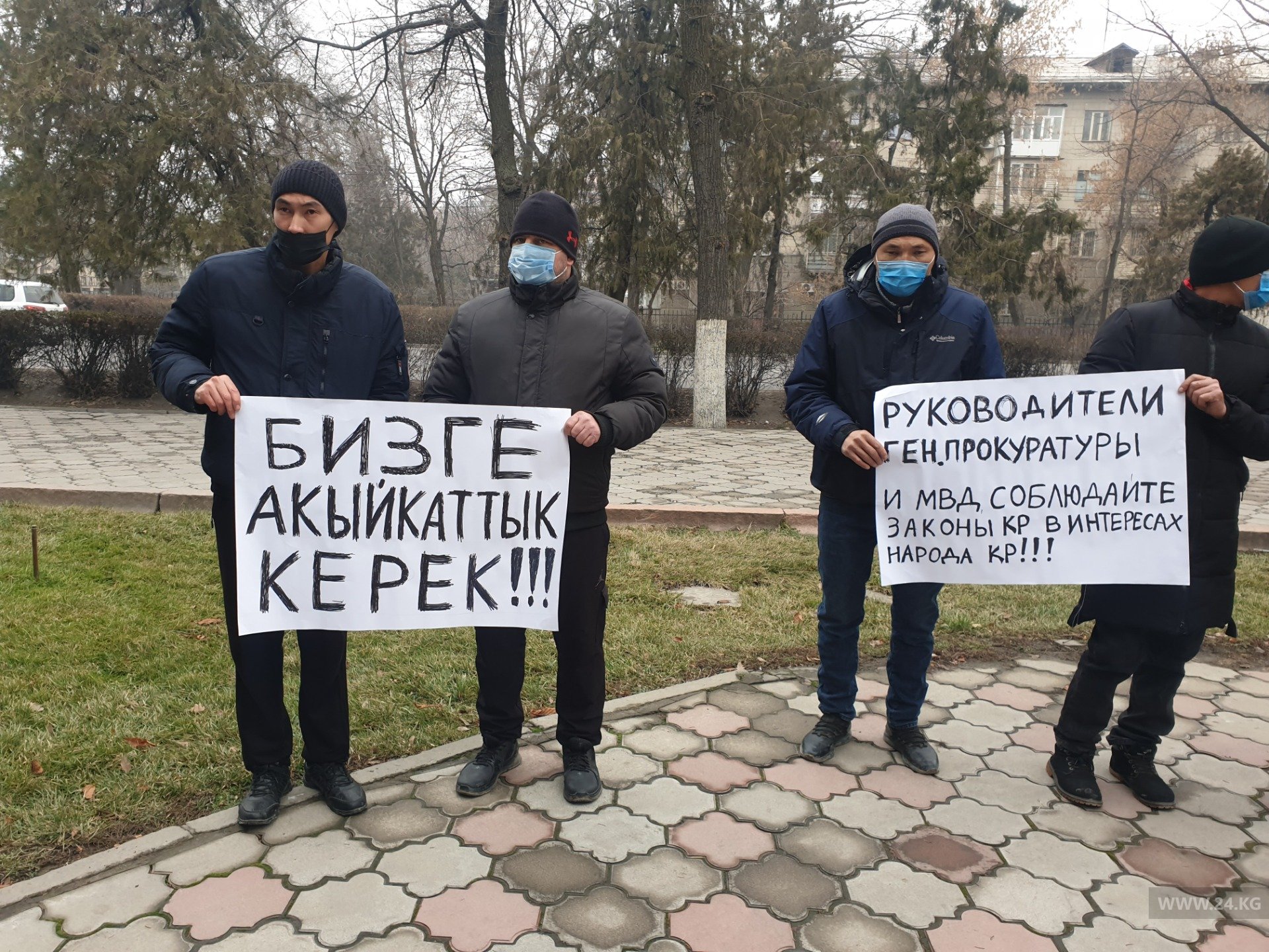 У Дома правительства проходит митинг: балыкчинцы требуют встречи с  президентом - | 24.KG