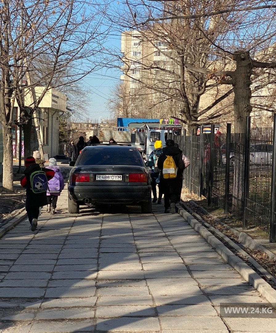 Чудаки парковки. Машины заезжают на тротуары Городской детской больницы №  3 - | 24.KG