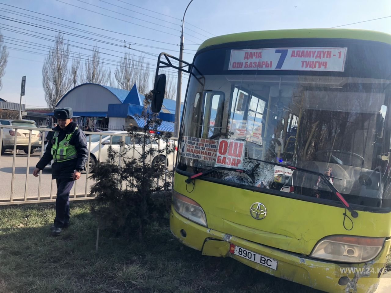 В Бишкеке водителю автобуса стало плохо за рулем. Он въехал в ограждение -  | 24.KG