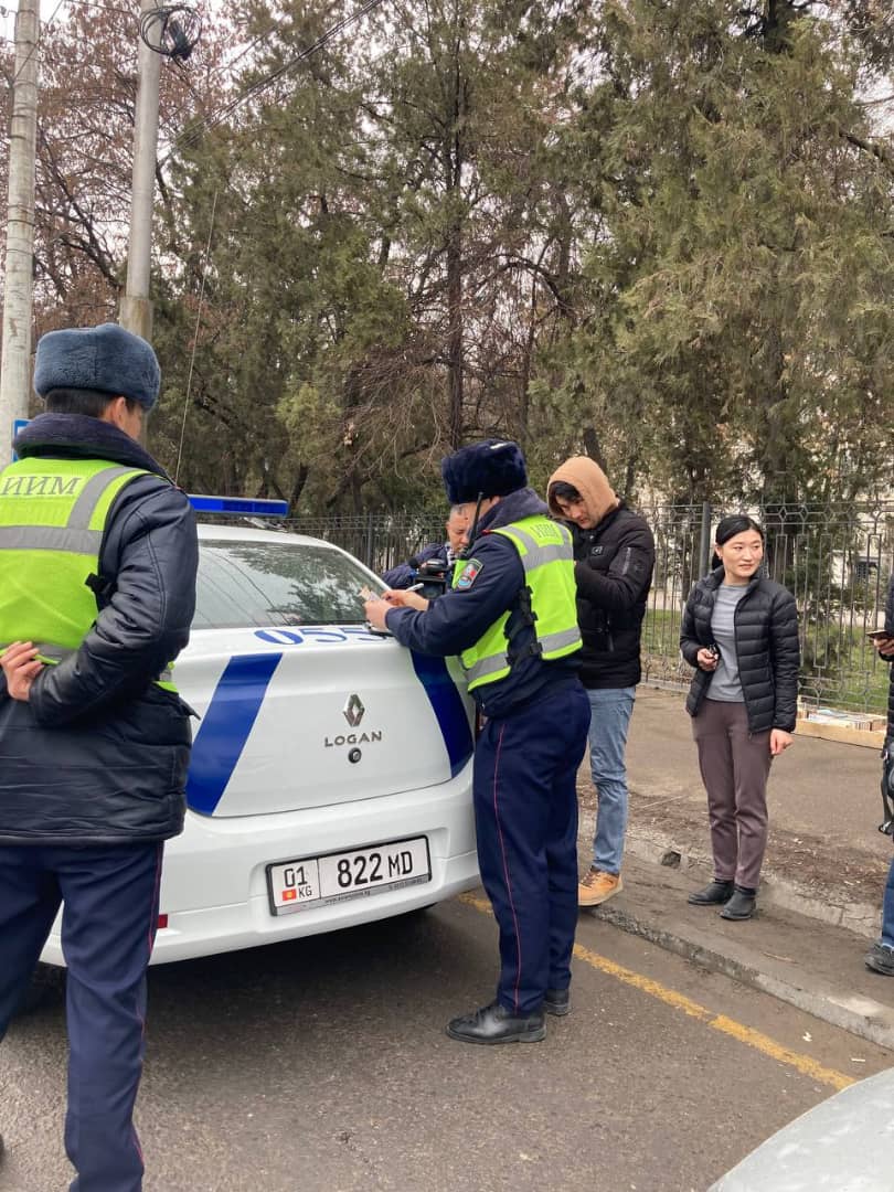 Водители в Бишкеке не пропускают скорую помощь. УПСМ штрафует нарушителей -  | 24.KG