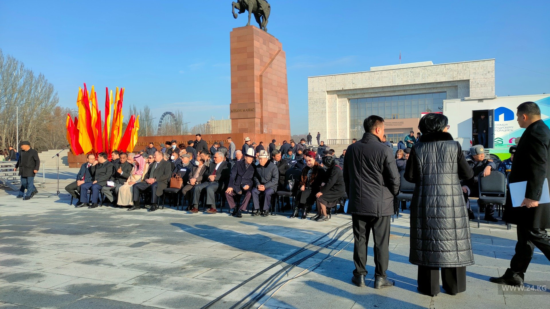 Новость ала тоо 24. Площадь ала-ТОО Бишкек. Центральная площадь Бишкека. Флаг в Бишкеке ала ТОО площадь. Кыргызстан площадь ала ТОО.