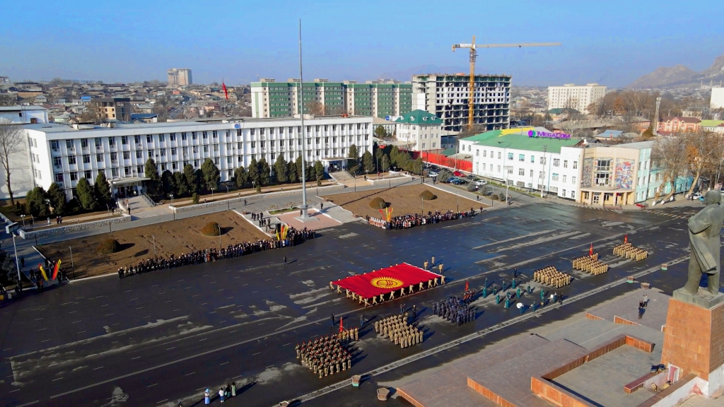 Киргизия ош сегодня. Центральная площадь города Ош. Оша Киргизия Центральная площадь. Мэрия города Ош. Административный центр город Ош.