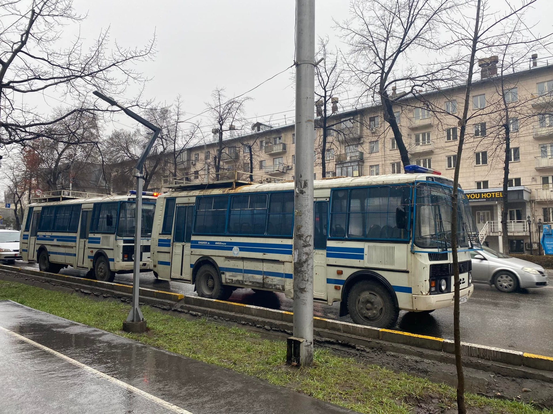 К посольству России в Кыргызстане пригнали два автозака. Непонятно зачем -  | 24.KG