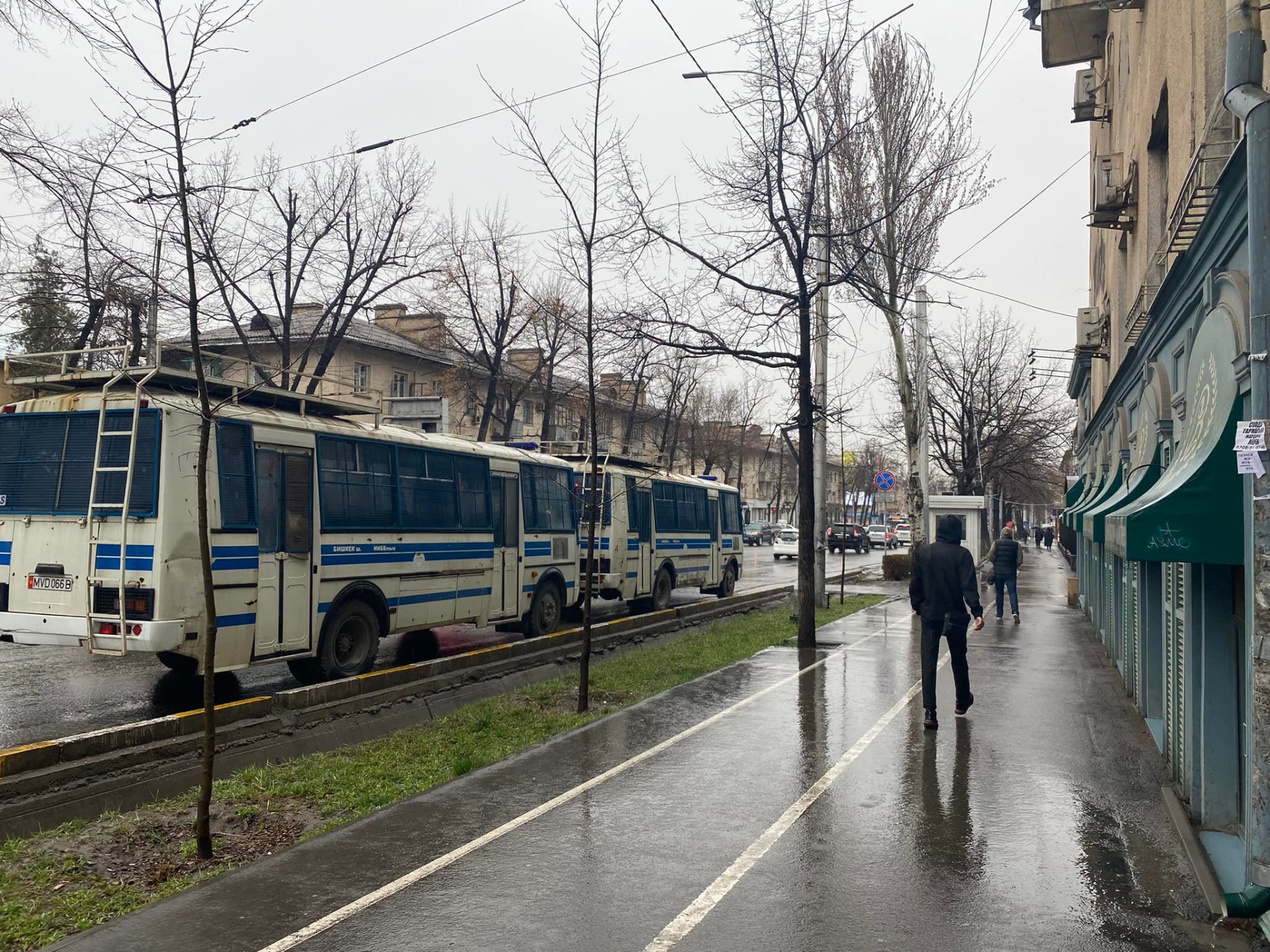 К посольству России в Кыргызстане пригнали два автозака. Непонятно зачем -  | 24.KG