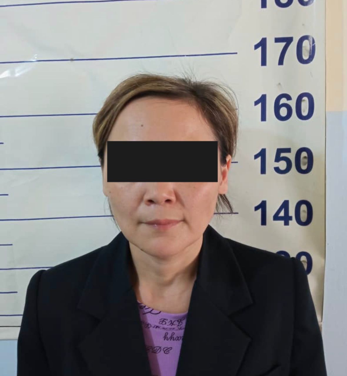 Задержана подозреваемая в мошенничестве. Мошенничество в Бишкеке. Задержали женщину, подозреваемую в крупном мошенничестве. В РК задержана женщина за мошенничество. В Бишкеке задержана подозреваемая в мошенничестве 55..