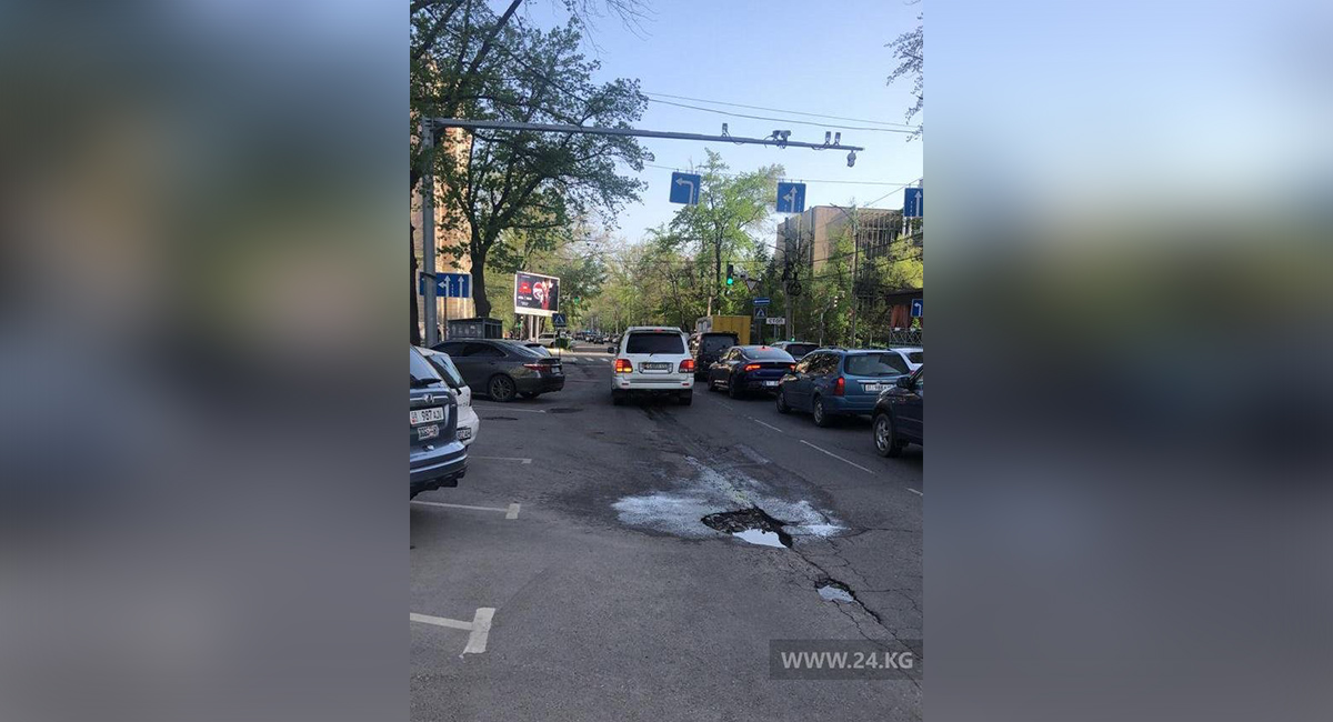 Нужен ямочный ремонт. Бишкекчане жалуются на разбитый асфальт в центре города