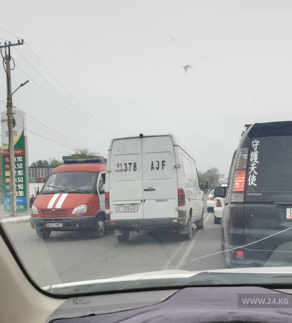 Нарушать продолжать. Езда по встречке. Дорожный затор. Улица Асаналиева Бишкек. Пробка.