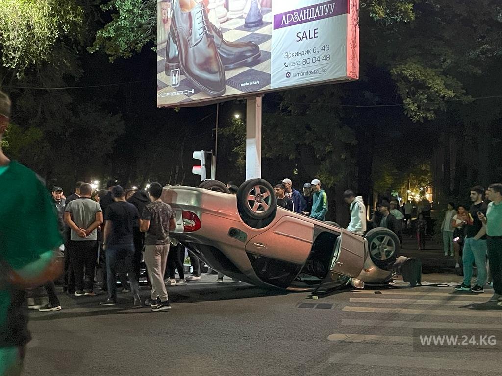 В центре Бишкека произошло ДТП. Одна из машин перевернулась - | 24.KG