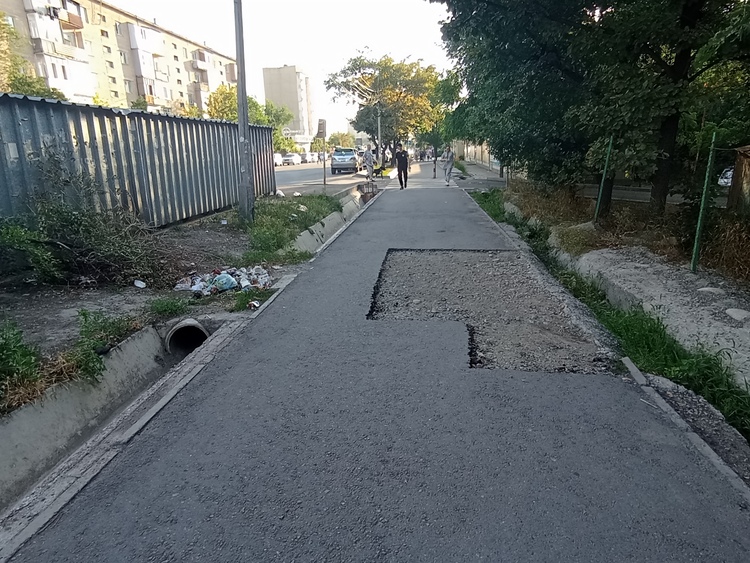 Заасфальтировать дыру на тротуаре на улице Суеркулова просит бишкекчанин