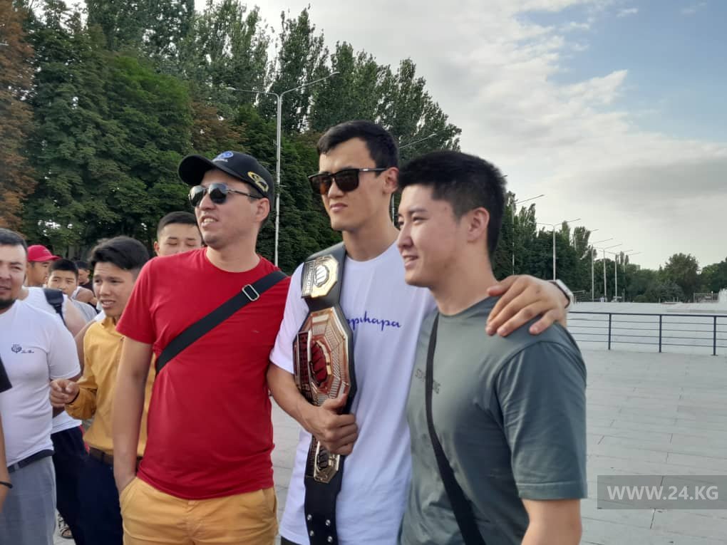 Боксер Самат Абдырахманов прилетел в Бишкек