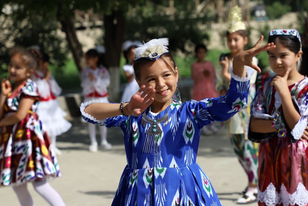 Дети киргизов. Кыргызская одежда для детей. Национальный костюм Киргизии детский. Киргизский малыш. Дети Кыргызстана красивые.