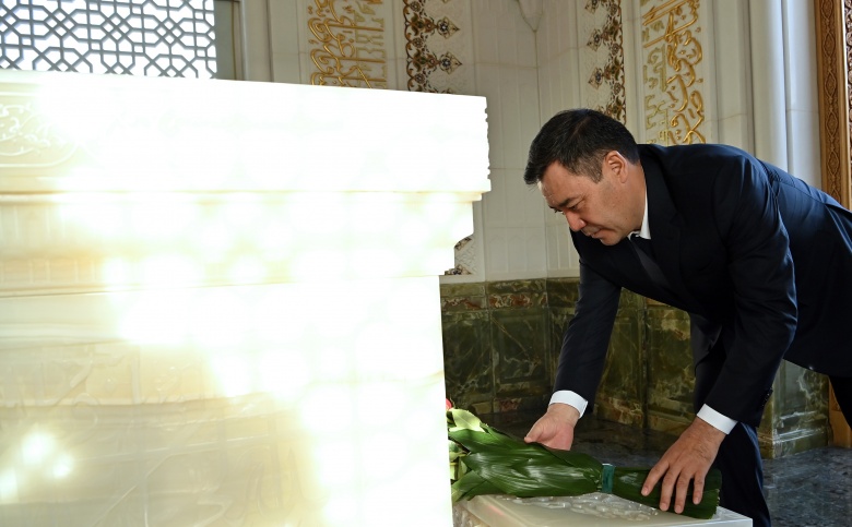 Садыр Жапаров почтил память первого президента Узбекистана Ислама Каримова