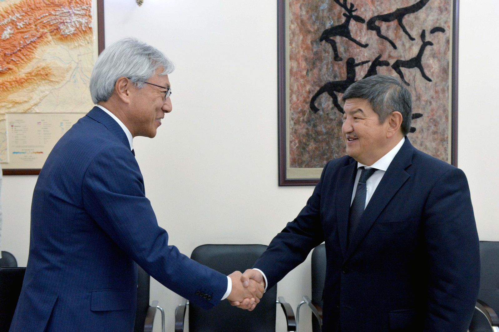 Посол Японии завершает миссию в Кыргызстане. Его принял Акылбек Жапаров