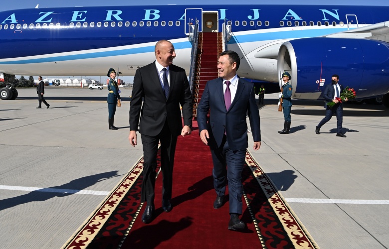 Ильхам Алиев прибыл в Кыргызстан. Его встречал лично Садыр Жапаров